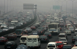 Pencemaran udara akibat pembakaran BBM kendaraan bermotor. Sumber gambar: enviroair.blogspot.com