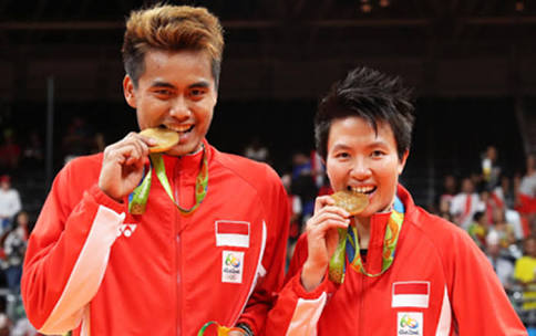 Owi/Butet raih medali emas sumber gambar: @Badminton Ina