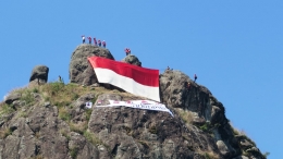 Sang Saka Merah Putih di Gunung Cupu Purwakarta (Photo by Rahmat Hadi)