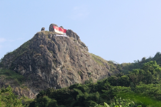 Merah Putih di Tebing Gunung Cupu Purwakarta (Photo by Rara SPTMP)