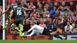 Penyelamatan Mignolet atas Pinalty Walter pada laga perdana Liverpool vs Stoke City (EPL 2013) | Sumber: sportskeeda.com