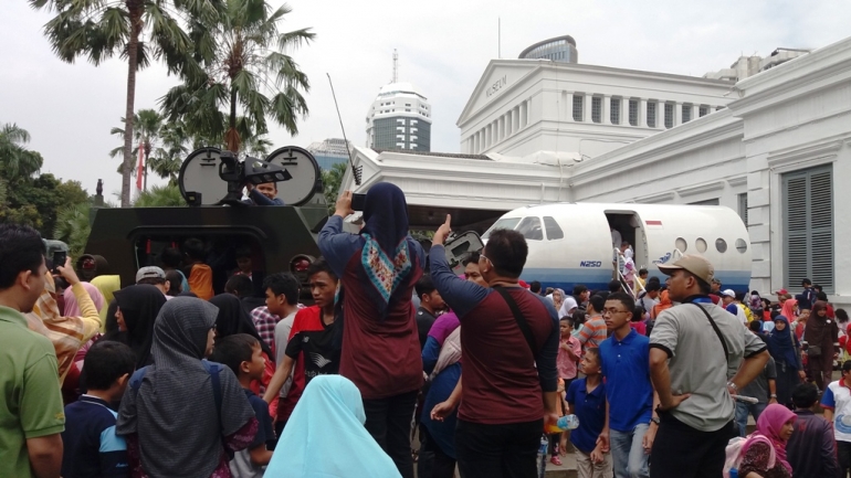 Antusiasme generasi muda Indonesia saat mecoba menaiki tank dan pesawat rancangan Habibie di Museum Nasional saat Habibie Festival minggu lalu (Dokpri)