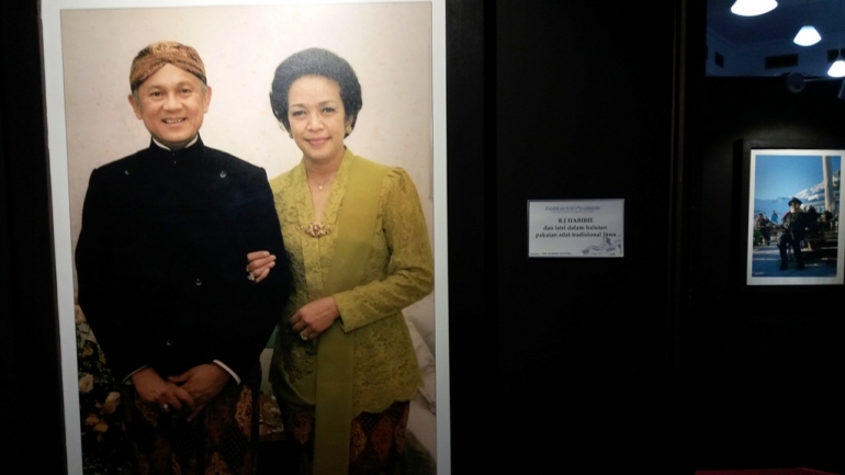 Raga mereka memang tak lagi bersama, namun jiwa mereka senantiasa berada di sisi satu sama lainnya - Eyang Habibie dan Ibu Ainun (Dokpri)
