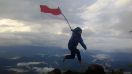 Emi, Pendaki Perempuan asal Balikpapan mengibarkan bendera Merah Putih di Puncak Gunung Meratus