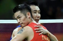 Dua legenda, Lin Dan dan Lee Chong Wei berpelukan usai pertandingan semi final tunggal putra Olimpiade Rio/@Badmintonupdates