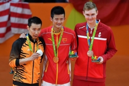 Viktor Axelsen (Denmark/kanan) dan peraih emas Chen Long (tengah) dan Lee Chong Wei yang meraih perunggu tunggal putra/@Badmintonupdates