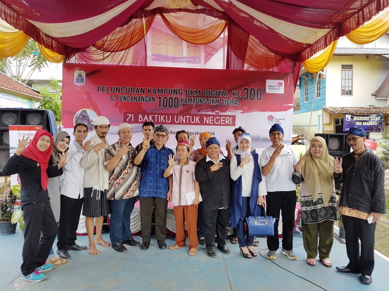 Foto bersama Direksi PT Telkom Indonesia Tbk dan Tokoh Masyarakat Baduy (Sumber foto: Dokpri)