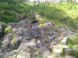 Istirahat di tebing batu yang eksotis (foto: dok pri)