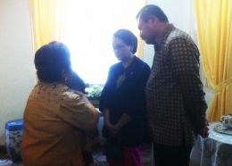 Menlu RI Retno berbincang dengan Pujiwati, anak pertama Soebarjo di ruang kamar tidur Soebarjo. (Ganendra)