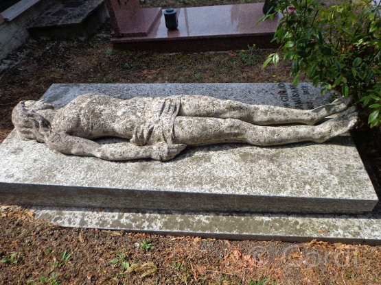 patung berbaring berbentuk tubuh