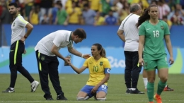 Marta terlihat sedih dan kecewa setalah dikalahkan Swedia di semi final Olimpiade Rio/gambar dari www.smh.com.au.