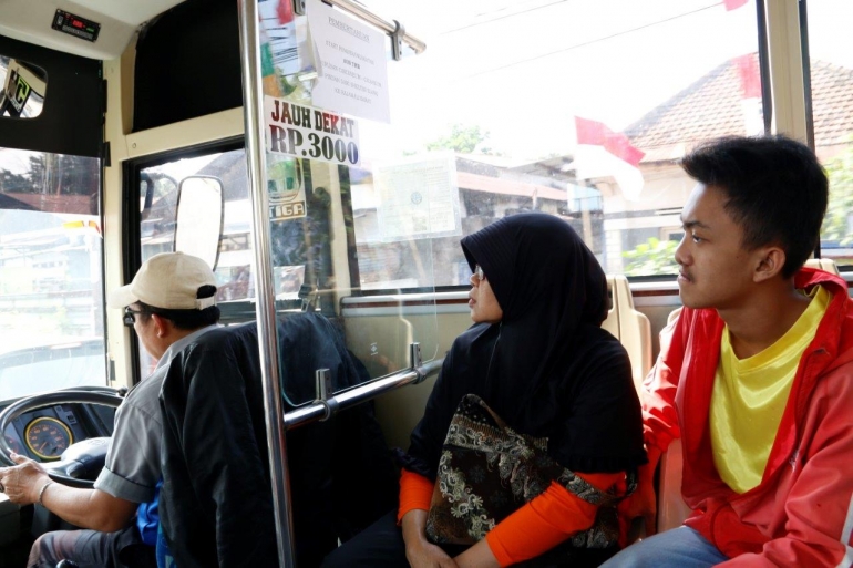 Foto-foto, Dok Pribadi J.Krisnomo, suasana di salah satu Bus Kota di Kota Bandung, Minggu (21/8/16).