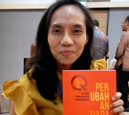 Joice Tauris Santi dan buku Perubahan Tiada Henti. (Foto: Gapey Sandy)
