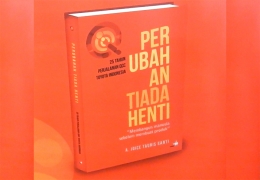 Buku PERUBAHAN TIADA HENTI - 25 Tahun Perjalanan QCC Toyota Indonesia karya Joice Tauris Santi yang dibantu 14 penulis lainnya dari Toyota Indonesia. (Foto: Gapey Sandy)