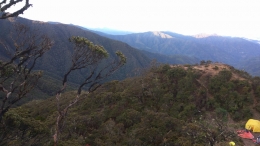 View pegunungan Latimojong dilihat dari trek menuju puncak. Nampak tenda di Pos 7 (docpri)