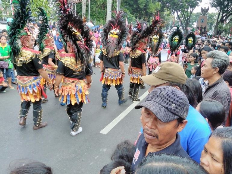 Foto oleh Meilana Lestari. Arak-arakan kesenian topeng ireng.