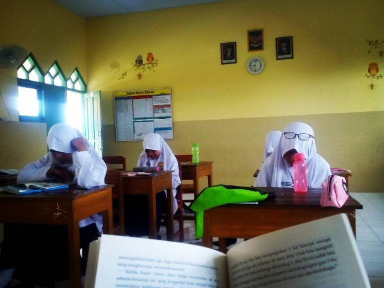 Para siswi khusyuk membaca buku