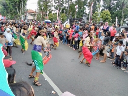 Foto oleh Meilana Lestari. Kesenian jaran kepang atau reog di karnaval.