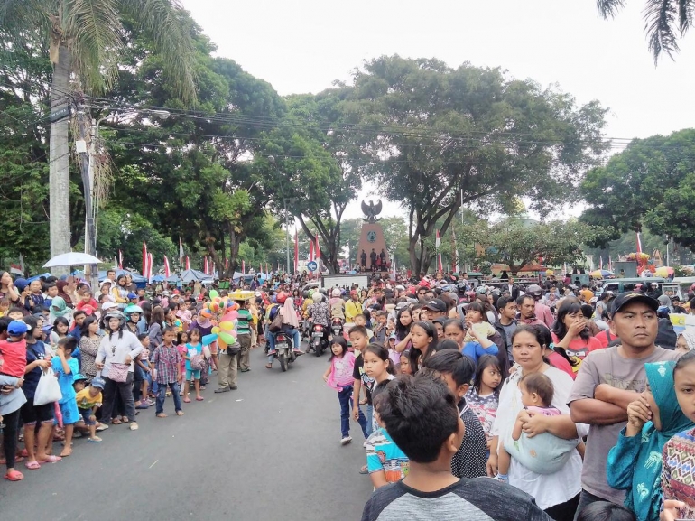 Foto oleh Meilana Lestari. Warga kota memenuhi jalan dan alun-alun untuk melihat karnaval.
