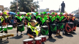 Salah satu group drumblek beraksi di depan panggung kehormatan (foto; dok pri)