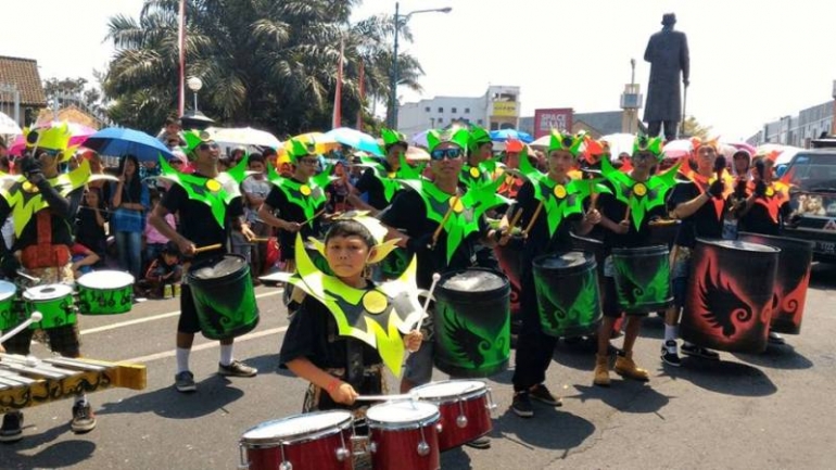 Salah satu group drumblek beraksi di depan panggung kehormatan (foto; dok pri)