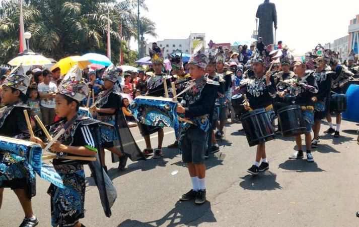 Group lainnya beraksi di depan panggung kehormatan (foto; dok pri)