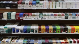 Rokok di Amerika di kisaran US$13-14.Foto : voanews.com