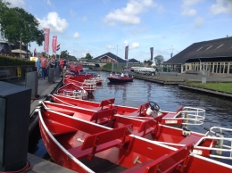 Di mulut desa Giethoorn, boat-boat sewaan aneka warna sudah menunggu para pelancong. (Foto dok. Suryadi)