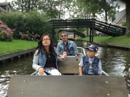 Kami pun menyewa sebuah boat dan mulai 'mengeksplorasi' kanal-kanal di desa Giethoorn. (Foto dok. Suryadi)