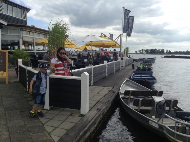 Berhenti di sebuah restoran di pinggir Danau Bovenwijde untuk makan siang. (Foto dok. Suryadi)