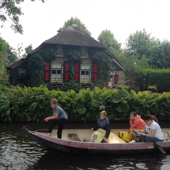Rumah-rumah Belanda dengan arsitektur tradisional seperti ini dapat dilihat di sepanjang kanal di desa Giethoorn. Interior dan bagian luar rumah-rumah itu sangat bersih dan tertata rapi. (Foto dok. Suryadi)