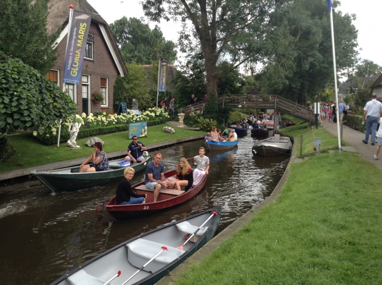 Boat-boat sewaan yang sibuk hilir-mudik di kanal-kanal desa Giethoorn. (Foto dok. Suryadi)