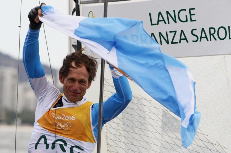 Santiago Lange meluapkan kegembiraan setelah memenangi nomor campuran (foto:www.idntimes.com)