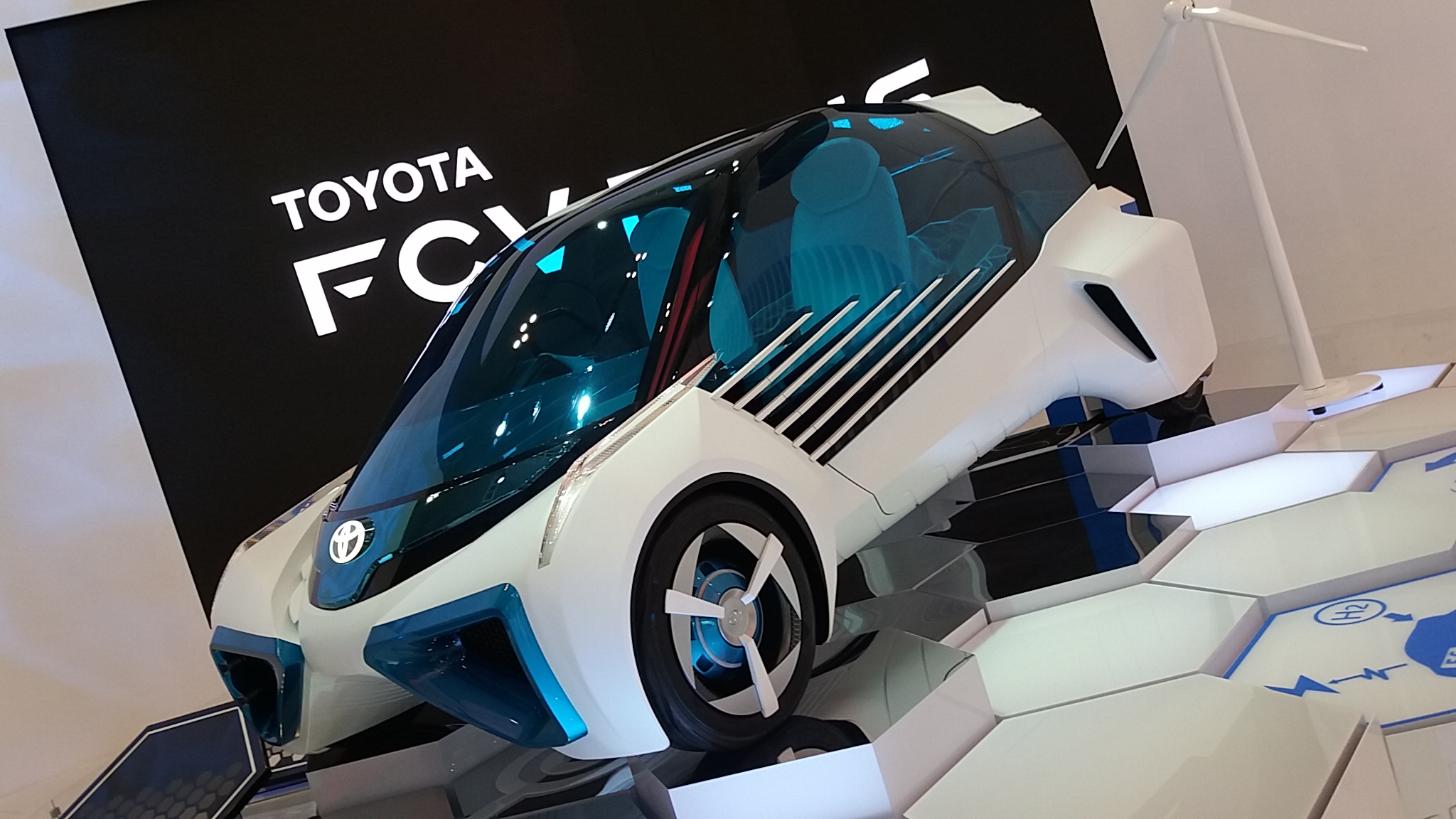 caption caption="mobil masa depan Toyota di GIIAS 2016 (dok.yayat)