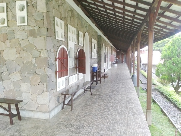 Penampakan jendela dan teras gedung administrasi (foto: dok pri)