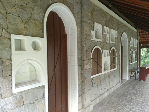 Detail dinding luar aula karya Romo Mangun (foto: dok pri)