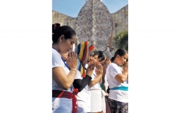 Berdoa di monumen bom Bali (Sumber: Ilustrasi (Sumber: Antara/nyoman budhiana/harian.analisadaily.com) 