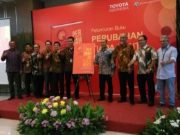 Jajaran perwakilan PT Toyota Indonesia, Kompas, Depnaker, dan penulis hadir dalam acara launching buku berjudul 