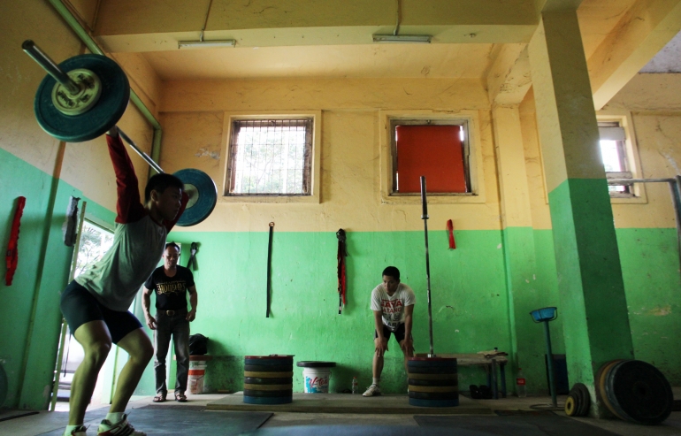 Dua lifter Sulsel berlatih di bawah arahan mantan lifter nasional, Erwin Abdullah. (Foto: Ardiansyah Bandoe/ FAJAR)