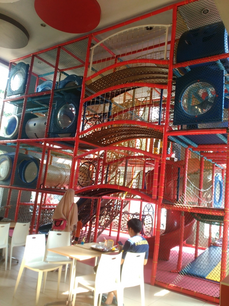 Arena bermain anak-anak yang ada di KFC Kemang sangat bagus sekali