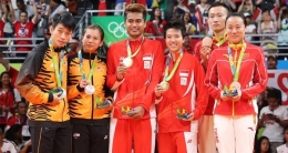Tontowi-Liliyana (tengah) di podium juara/ olympics.bwfbadminton.com