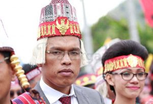 masyarakat yang menggunakan pakaian yang sama dengan jokowi