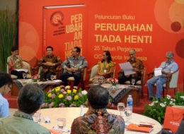 Diskusi yang menghadirkan penulis dan narasumber lain - Foto: @angtekkhun