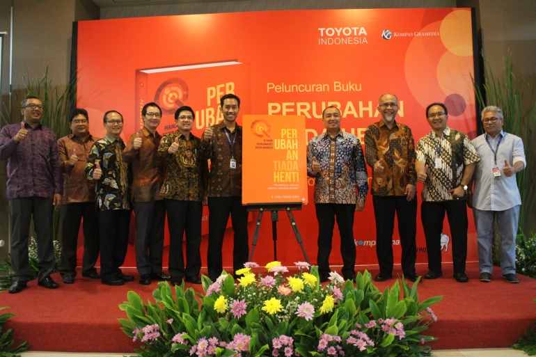 Manajemen Toyota dan perwakilan Kompas Gramedia berfoto bersama saat peluncuran buku 25 Tahun Perjalanan QCC Toyota Indonesia: Perubahan Tiada Henti di Gedung Kompas Gramedia di Jalan Palmerah Barat Jakarta, Selasa (16/8). Foto: Dokumen Didik Purwanto