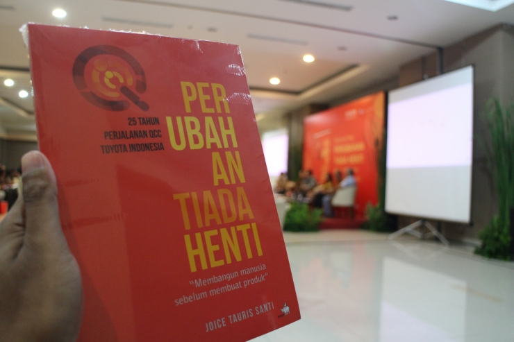 Kompasianer mendapatkan buku 25 Tahun Perjalanan QCC Toyota Indonesia: Perubahan Tiada Henti. Foto: Dokumen Didik Purwanto