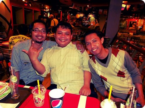 Makan bersama dengan teman pada Juni 2012. Foto: Dokumen Didik Purwanto