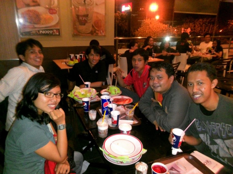 Makan bersama saat perayaan ulang tahunku pada 7 April 2013 di KFC Salemba, Jakarta Pusat. Foto: Dokumen Didik Purwanto