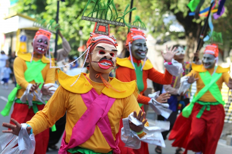 Warna-warni menarik dalam pawai pembukaan FKY-28 (dok. pribadi)