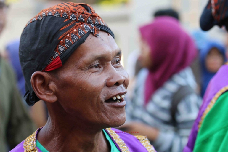 Senyuman salah satu peserta dari kelompok kesenian di Jogja (dok. pribadi)