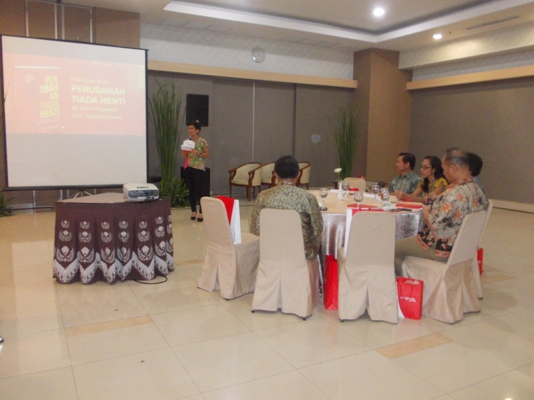 Joice Tauris Santi, editor buku Perubahan Tiada Henti dalam launching buku yang dipandu Cincy S, pembawa acara Kompas TV (dokpri)